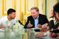 Україна стає на коліна перед Москвою?