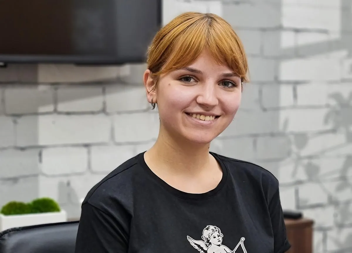Консультантка Марта Викоцька: “Працюю в контакт-центрі вже три роки і дуже задоволена. Я комунікабельна людина і мені подобається спілкуватися з людьми”. Фото пресцентру Кредобанку