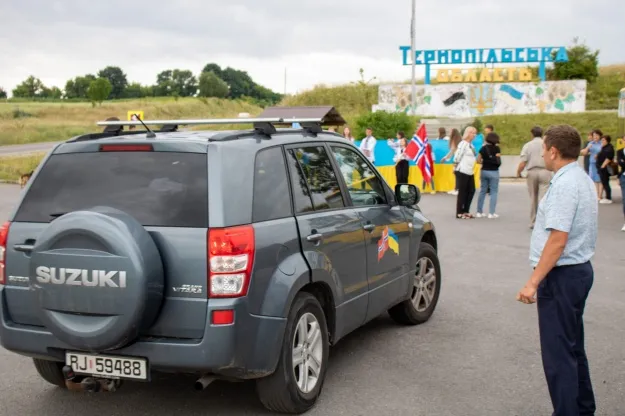 На фініші свого велосипедного туру Андерсен Саєд передав одній із бригад Тернопільщини авто для роботи на фронті