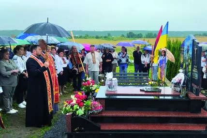 Високий гість помолився на могилах нараївців, які полягли на війні з ворогом. Фото автора