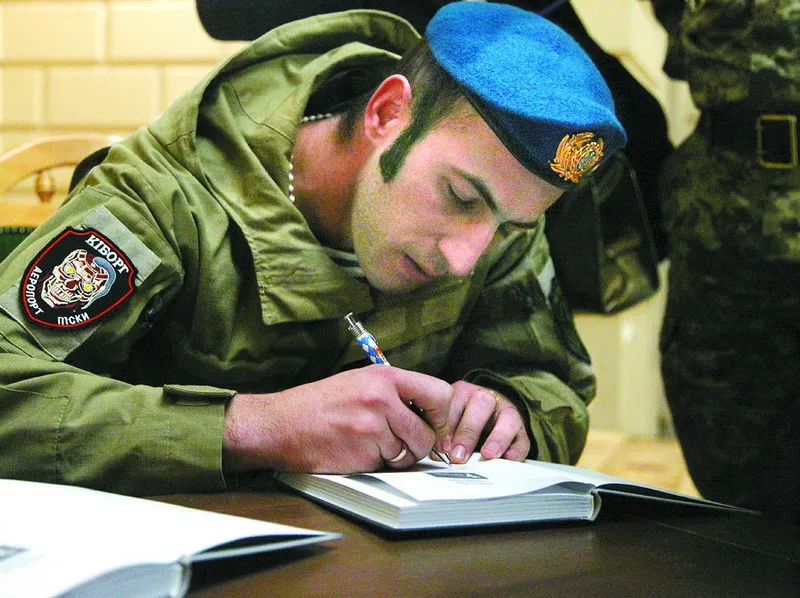 Десантники прийшли на презентацію і залишили свої автографи на книжках.