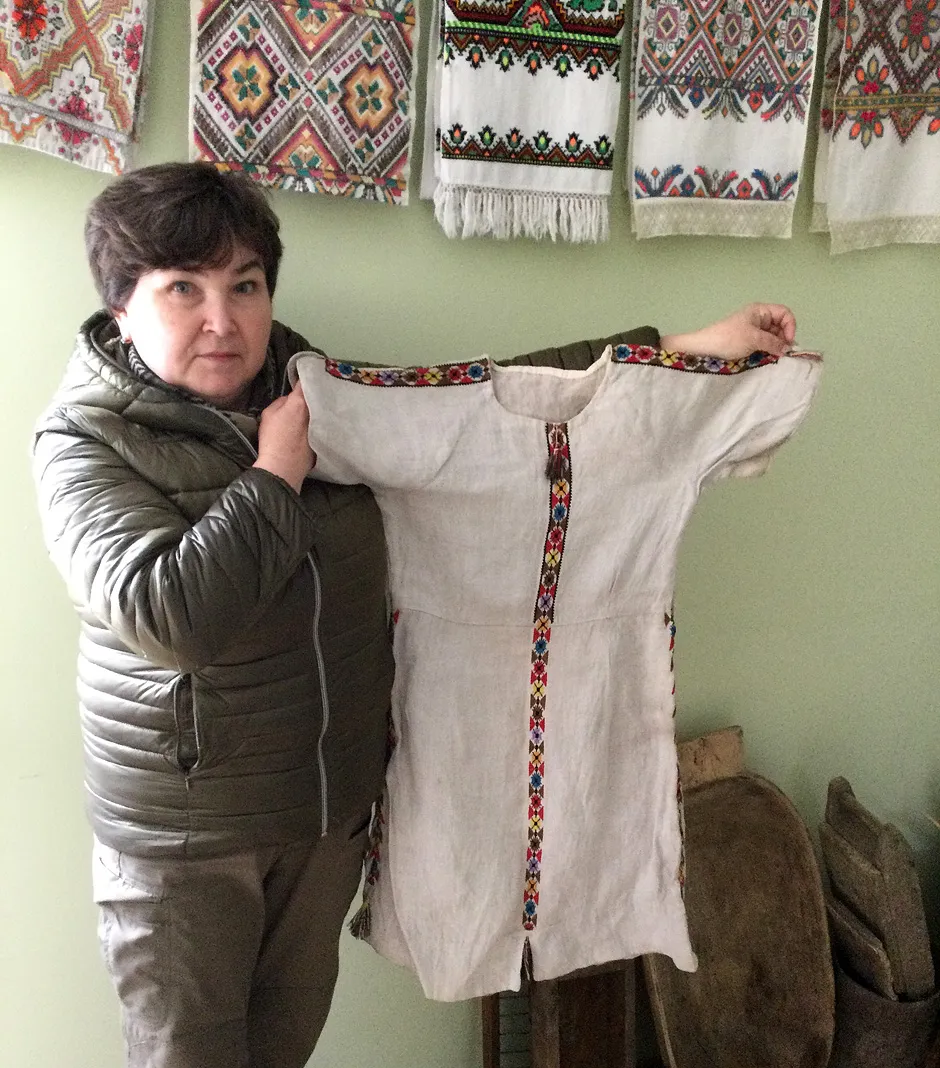 Експонатом етнографічного музею у селищі Борині стала ось ця столітня весільна сукня. Фото автора.