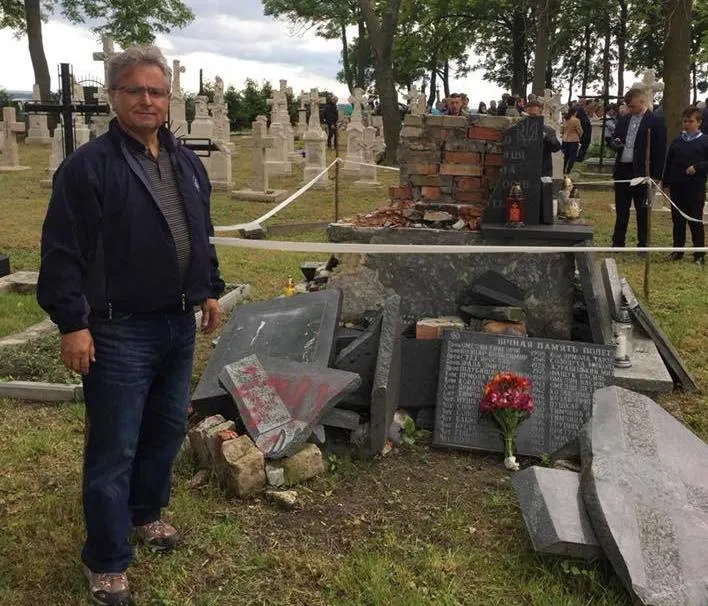 Пан Михайло біля розваленого польськими радикалами пам’ятника загиблим воїнам УПА, до будівництва якого доклався його батько, колишній повстанець. Фото з домашнього архіву М. Левка