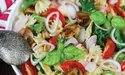 Теплий салат з макаронами, грибами та овочами