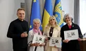 На день Львова перша леді міста Катерина Кіт-Садова погашала марку з найкращою двірничкою року
