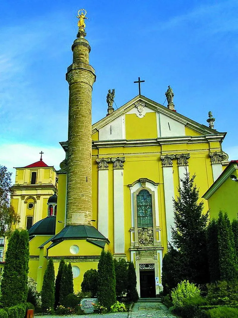 Унікальність Катедрального костелу Петра і Павла – у поєднанні того, що, здавалось би, неможливо поєднати: католицького костелу, турецького (мусульманського) мінарету та Матері Божої на ньому.