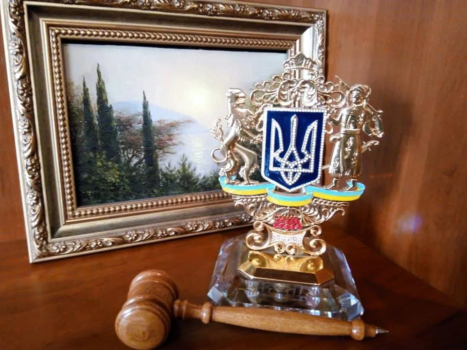 Сувенір не вкритий коштовним камінням. Принаймні у цьому переконує господар кабінету