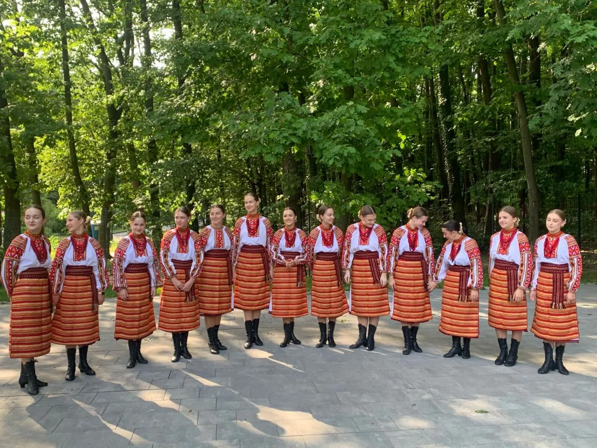 Французів привітав виступ жіночого хору «Чорнобривці» від студії «Веселі черевички»