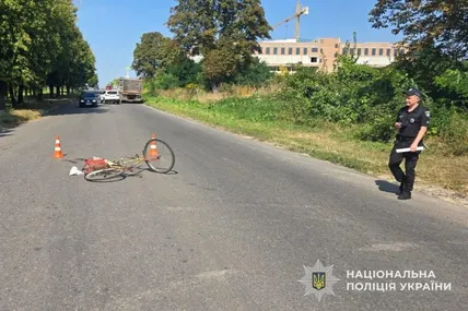 У Сокалі внаслідок наїзду вантажівки травмований 80-річний велосипедист. Фото: Поліція Львівської області