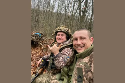 Дмитро ( у касці) мегапозитивний!