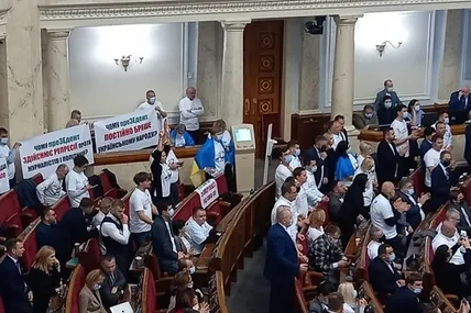 Опозиція підняла плакати із запитаннями до президента