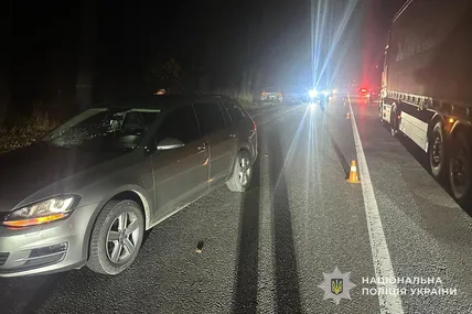 На Львівщині внаслідок наїзду автомобіля загинув чоловік і травмована жінка