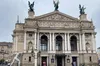 Містер Арбітріум руками тримає Оперний театр Львова…