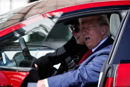 Дональд Трамп у Tesla. Фото ЕРА