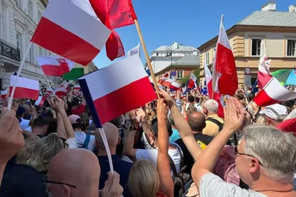 Став свідком великої протестної демонстрації у Варшаві