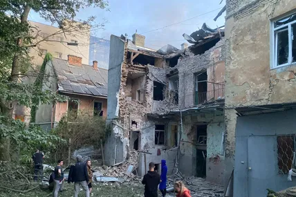 У Львові через нічну атаку рф пошкоджені будинки, садочок і авто, постраждало шестеро людей. Фото: Андрій Садовий