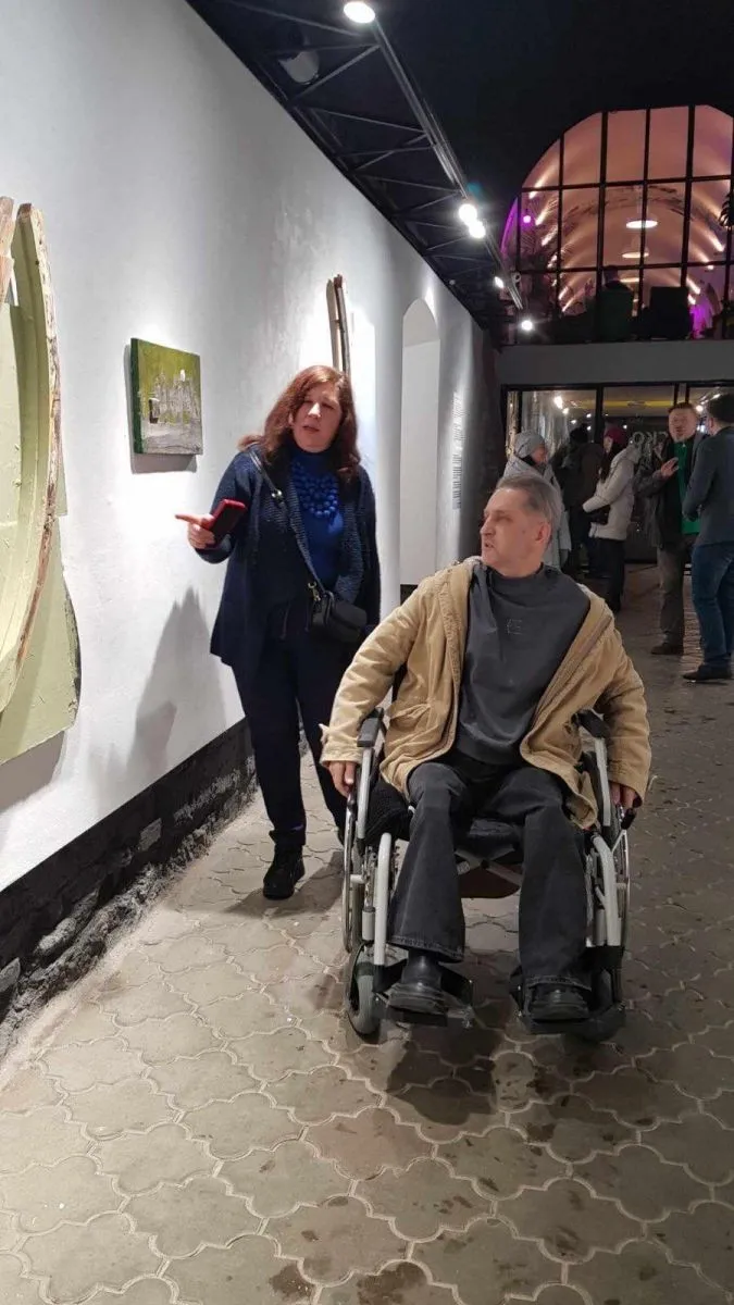 Куратор виставки Зоріана Мірус та художник Василь Бедей.