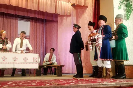 Сцена із вистави “Сватання на Гончарівці”, в якій разом із бережанськими аматорами, грають і харківські. Фото Лариси Васютенко