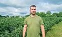 Захищає Батьківщину і вирощує лохину