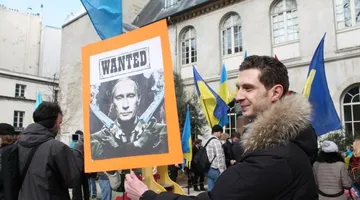 Українці у Парижі пройшли ходою проти російської агресії