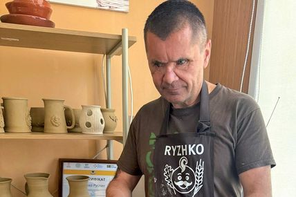 Незрячий ветеран освоїв гончарство