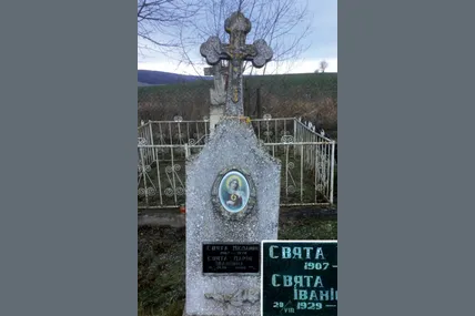 Мама і донька Святі не мали родичів, тому їхню могилу доглядають односельці. Фото автора