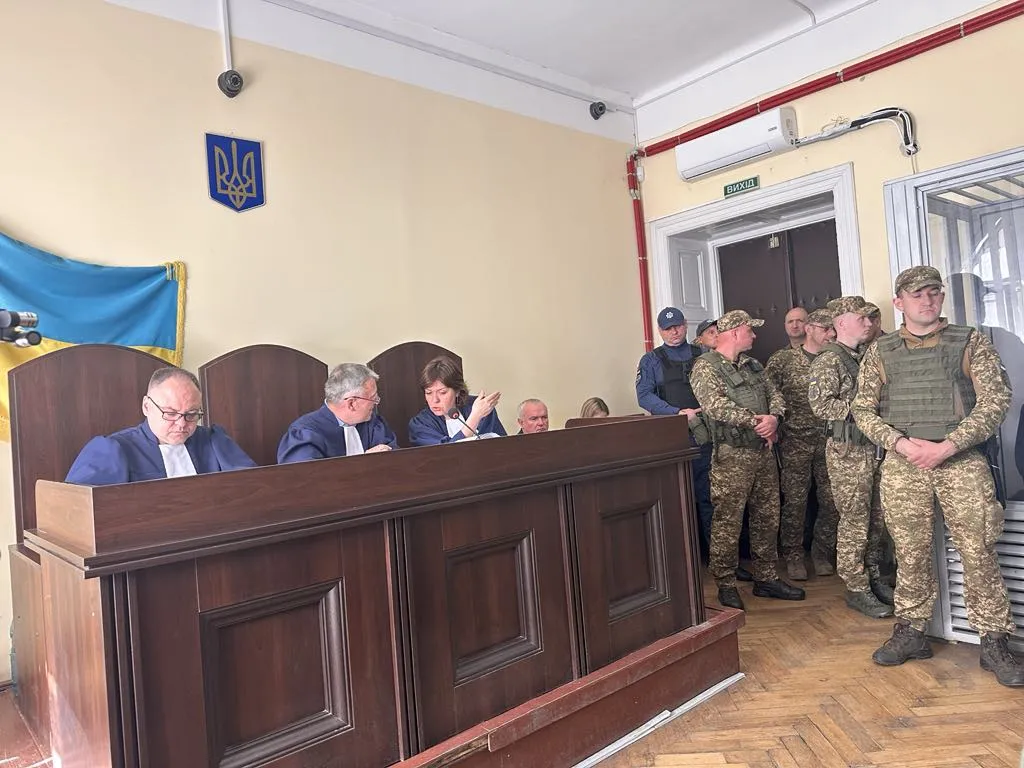 Порадившись, судді оголосили перерву у судовому засіданні до 1 травня.