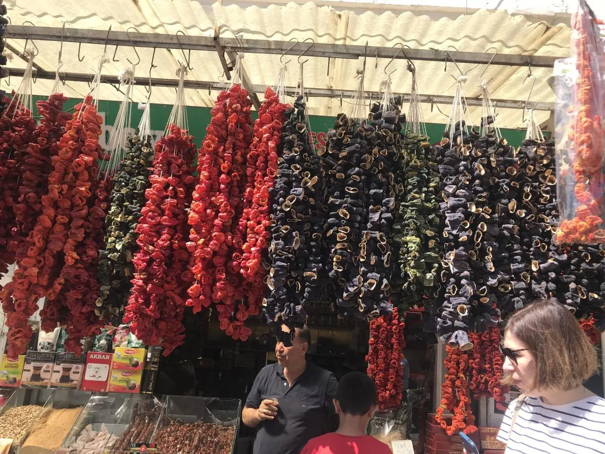 На довжелезних шнурах висять сушені баклажани і перці. Фото автора