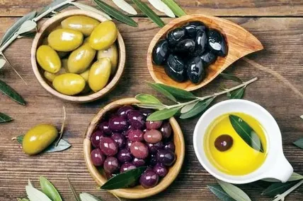 Плоди оливи називаються оливками, а маслини – це ті ж оливки, тільки більш зрі­лі і відрізняються за процентним вмістом олії.