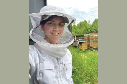 Христина взяла на себе всі пасічницькі обов’язки чоловіка, який пішов захищати Батьківщину. Фото з домашнього архіву Кулінців