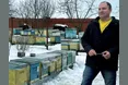 Придбав вулики для батька, а доглядає їх сам