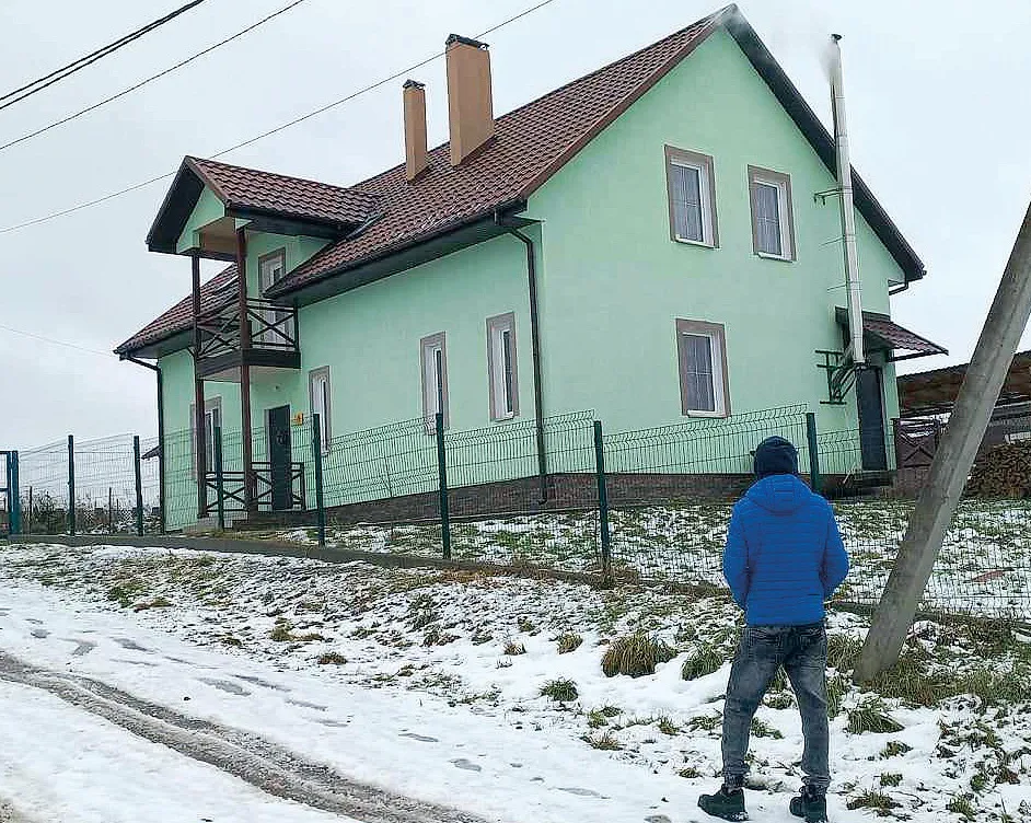 У такому будинку живе багатодітна родина.