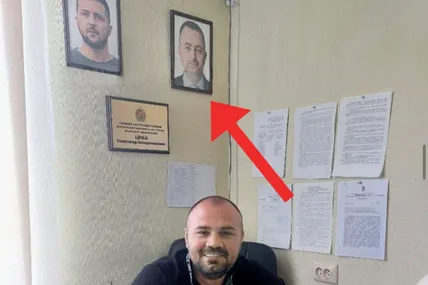 Службовий &laquo;іконостас&raquo;: голова РДА на пару із президентом