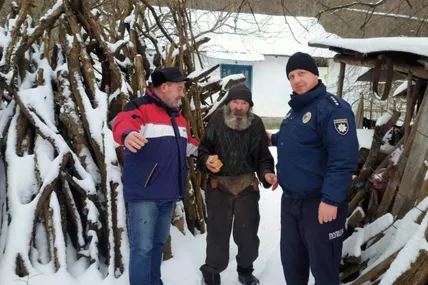 Перед настанням сильних морозів сільський староста Володимир Білик та дільничний офіцер Іван Іванів відвезли пана Григорія у саранчуківський Центр надання соціальних послуг. Фото Бережанського відділу Нацполіції і Володимира Білика