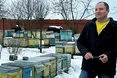Придбав вулики для батька, а доглядає їх сам