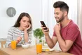 Без смартфона не можуть ані хвилини…