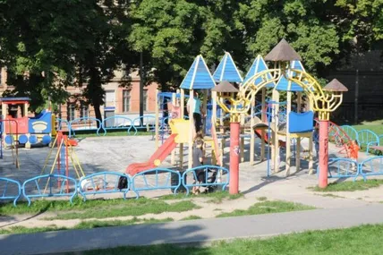 У центрі Львова біля Порохової вежі виявили тіло двірнички. Фото ЛМР