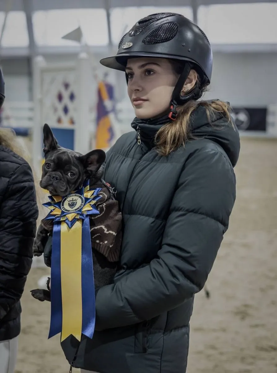 Ніколь зі Тіффані на виставці.