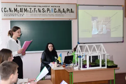 Ольга Лешко під час презентації її ученицею проєкту "Розумна теплиця".
