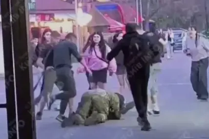 Підлітки побили військового у Києві / Скриншот відео з мережі https://24tv.ua/kiyevi-pidlitki-zhorstoko-napali-viyskovogo-povalili-zemlyu-bili_n2803132