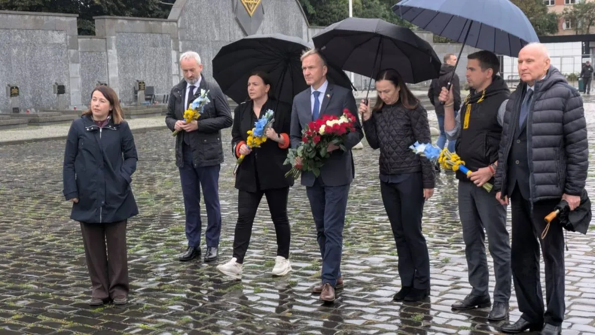 Латвійський гість кладе квіти до могил українських воїнів на Марсовому полі у Львові. Фото пресслужби Львівської ОВА