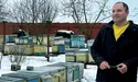 Придбав вулики для батька, а доглядає їх сам