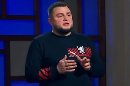 Юрій Холод під час презентації своєї страви на кулінарному шоу. Фото: скрін із відео