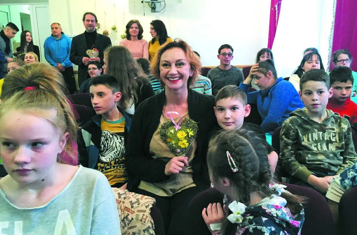 Актриса Римма Зюбіна отримала сердечко, виготовлене вихованцями спеціалізованої школи для дітей з порушенням опорно-рухового апарату, що в Бориславі