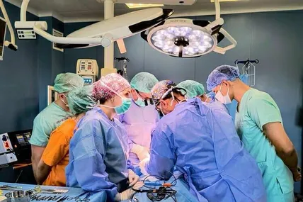 Мама віддала свою нирку, щоб врятувати життя 15-річного сина: у Львові зробили успішну родинну трансплантацію. Фото: Першого медичного об’єднання Львова