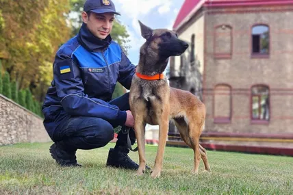Бельгійська вівчарка Зої зі своїм наставником. Фото пресслужби Управління ДСНС у Львівській області