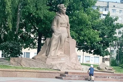 Площа Лесі Українки – популярне місце, де читають вірші, фотографуються на згадку... Фото автора та Івана ЧОРНОГО