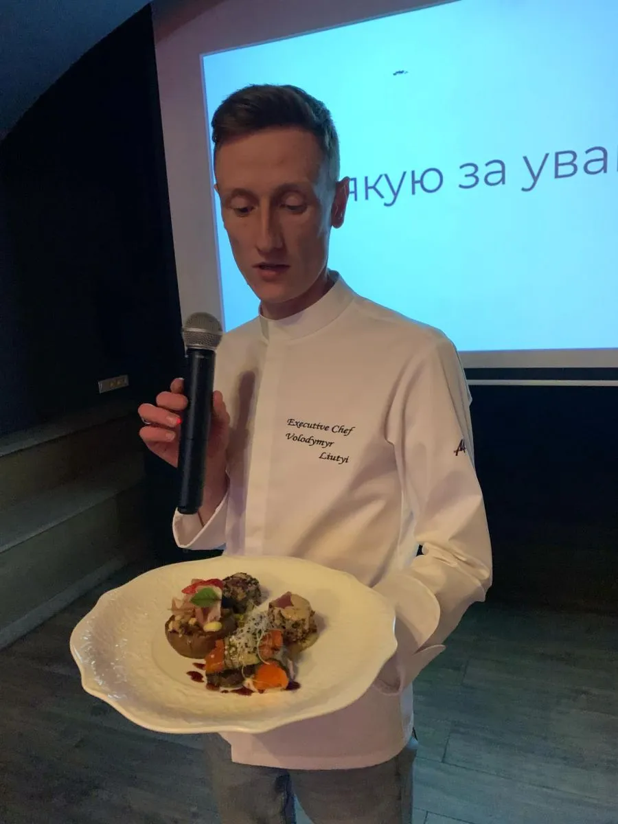 Страви епохи Грушевського - запечена груша з голубим сиром і прошутто, рулетики з лососем та гранатовим соусом.