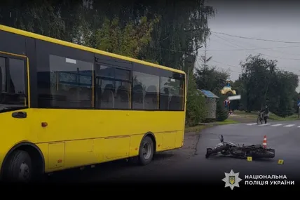 На автодорозі «Шептицький-Перетоки» внаслідок зіткнення з автобусом травмований мотоцикліст. Фото: Поліція Львівської області