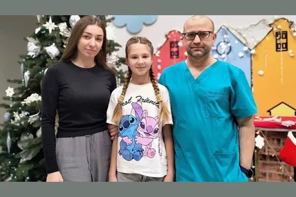 Пацієнтка Дарина, її мама та хірург Олександр Калінчук. Фото: пресслужба Львівської міської ради